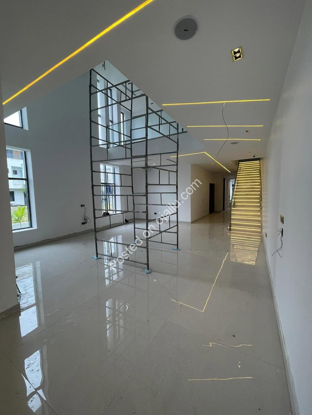 5 Bed Semi-Detached Duplex: Cinema, Gym & Pool Included