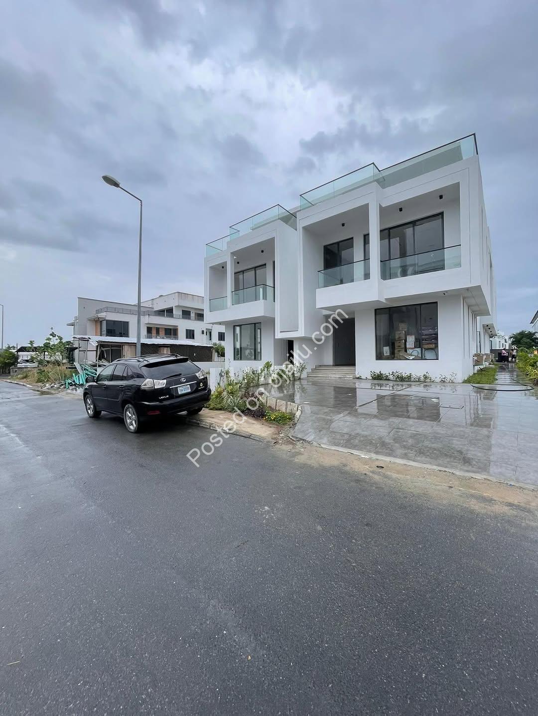 5 Bed Semi-Detached Duplex: Cinema, Gym & Pool Included