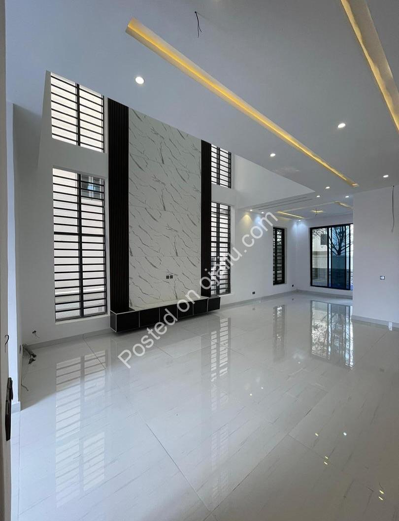 Stunning 5-Bed Duplex with Pool in Ikota