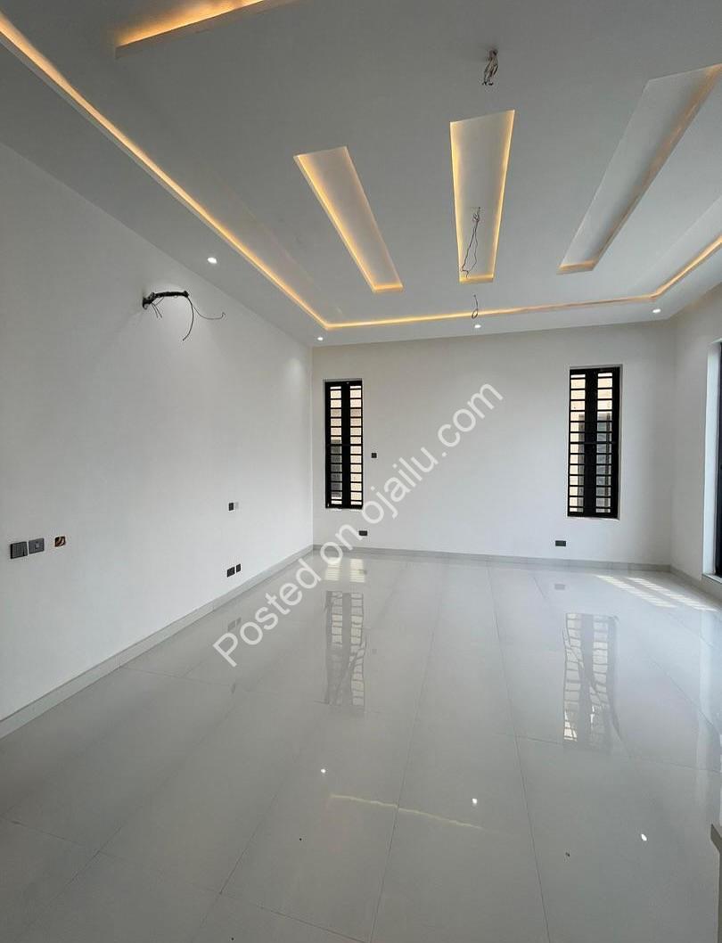 Stunning 5-Bed Duplex with Pool in Ikota