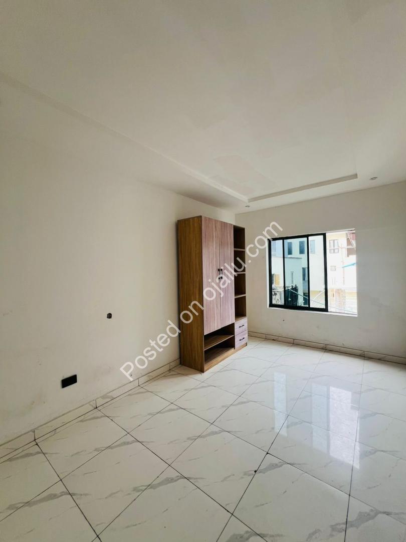 Elite Ikate Living: 2BR with Pool & Gym