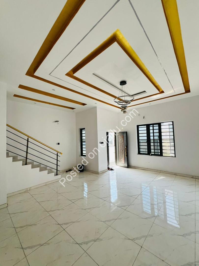 Your Private Ikota Oasis: 4 Ensuite Bedrooms