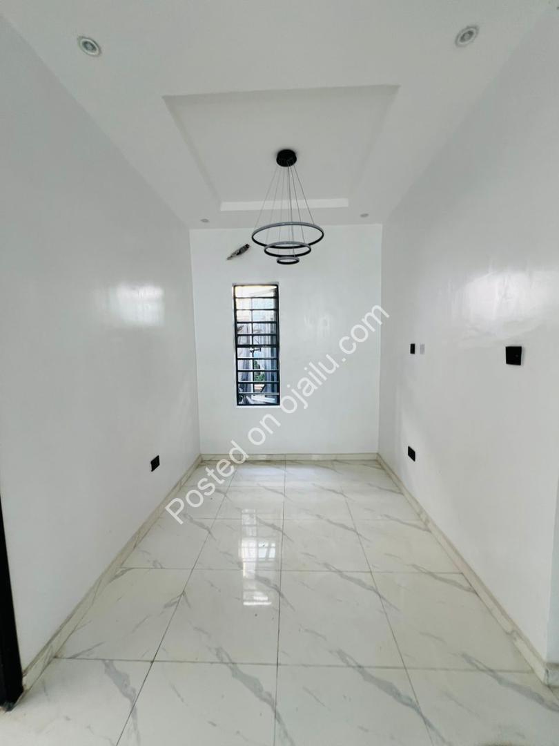 Your Private Ikota Oasis: 4 Ensuite Bedrooms