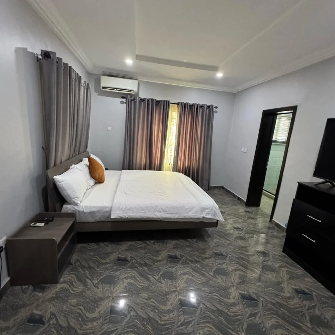 Poolside Serenity: 3BR Serviced Home with BQ & Smart TV