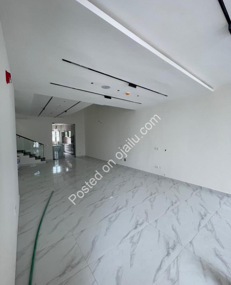 4-Bed Detached Duplex: Move-In Ready Perfection