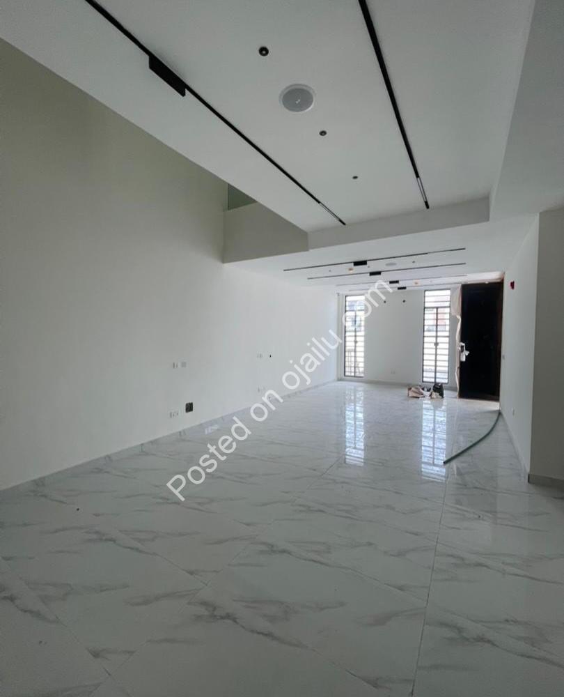 4-Bed Detached Duplex: Move-In Ready Perfection