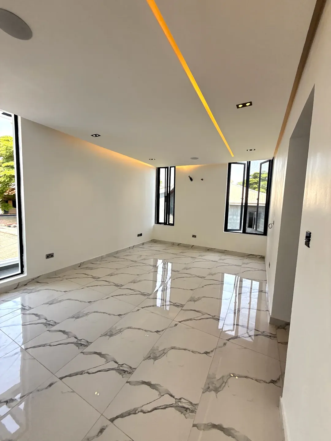 NEW! 5BR Lekki Phase 1 Mansion with Pool, Cinema & Gym