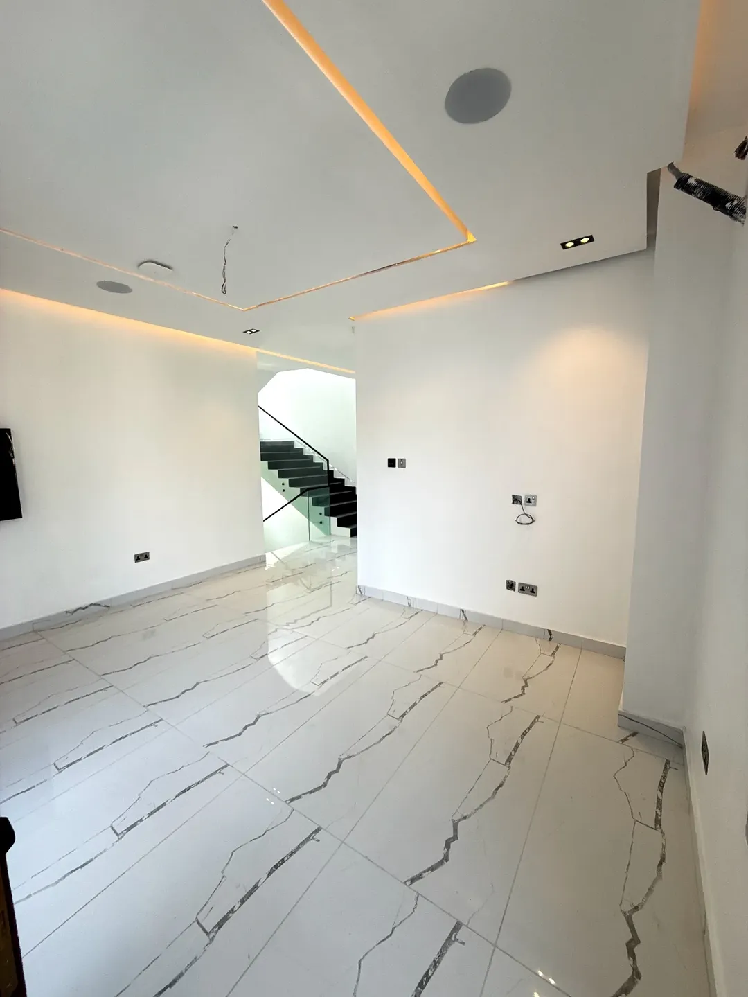 NEW! 5BR Lekki Phase 1 Mansion with Pool, Cinema & Gym