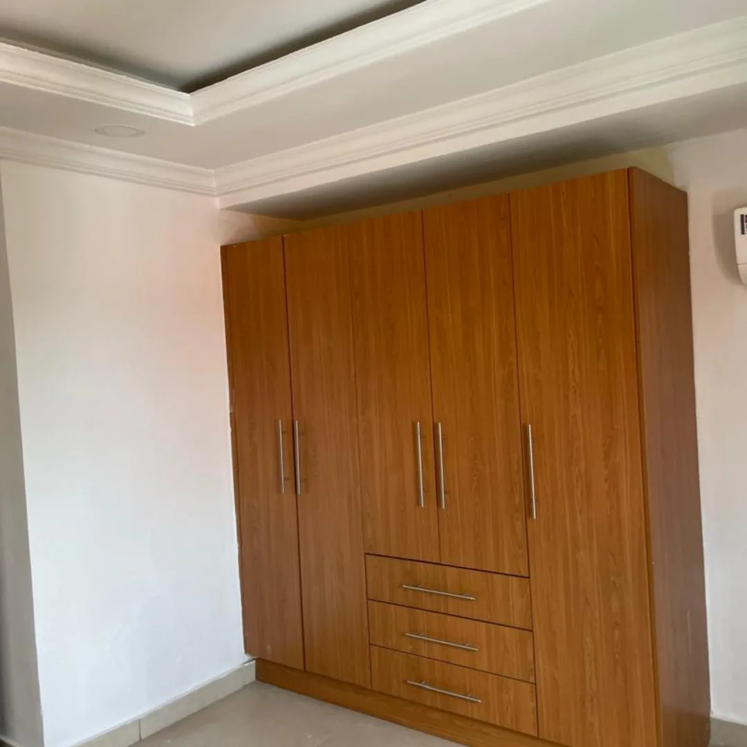 Riverside Elegance: Serviced 3-Bed + BQ with Jetty