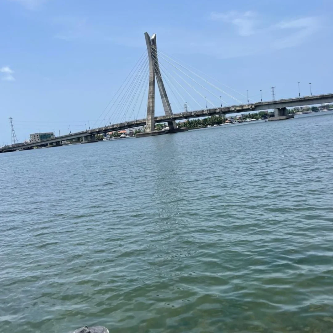 Riverside Elegance: Serviced 3-Bed + BQ with Jetty