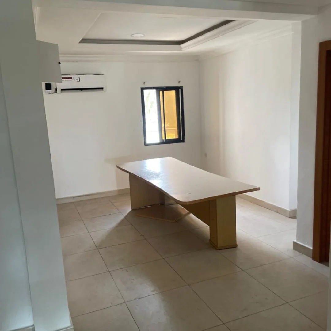 Riverside Elegance: Serviced 3-Bed + BQ with Jetty