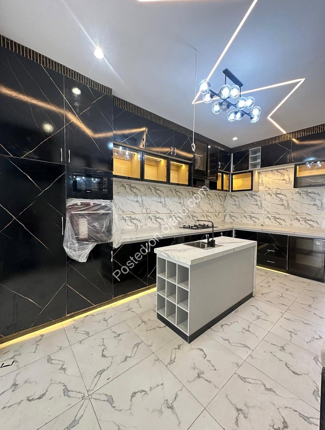 Smart Home Sanctuary: 5-Bed Ikota Gem