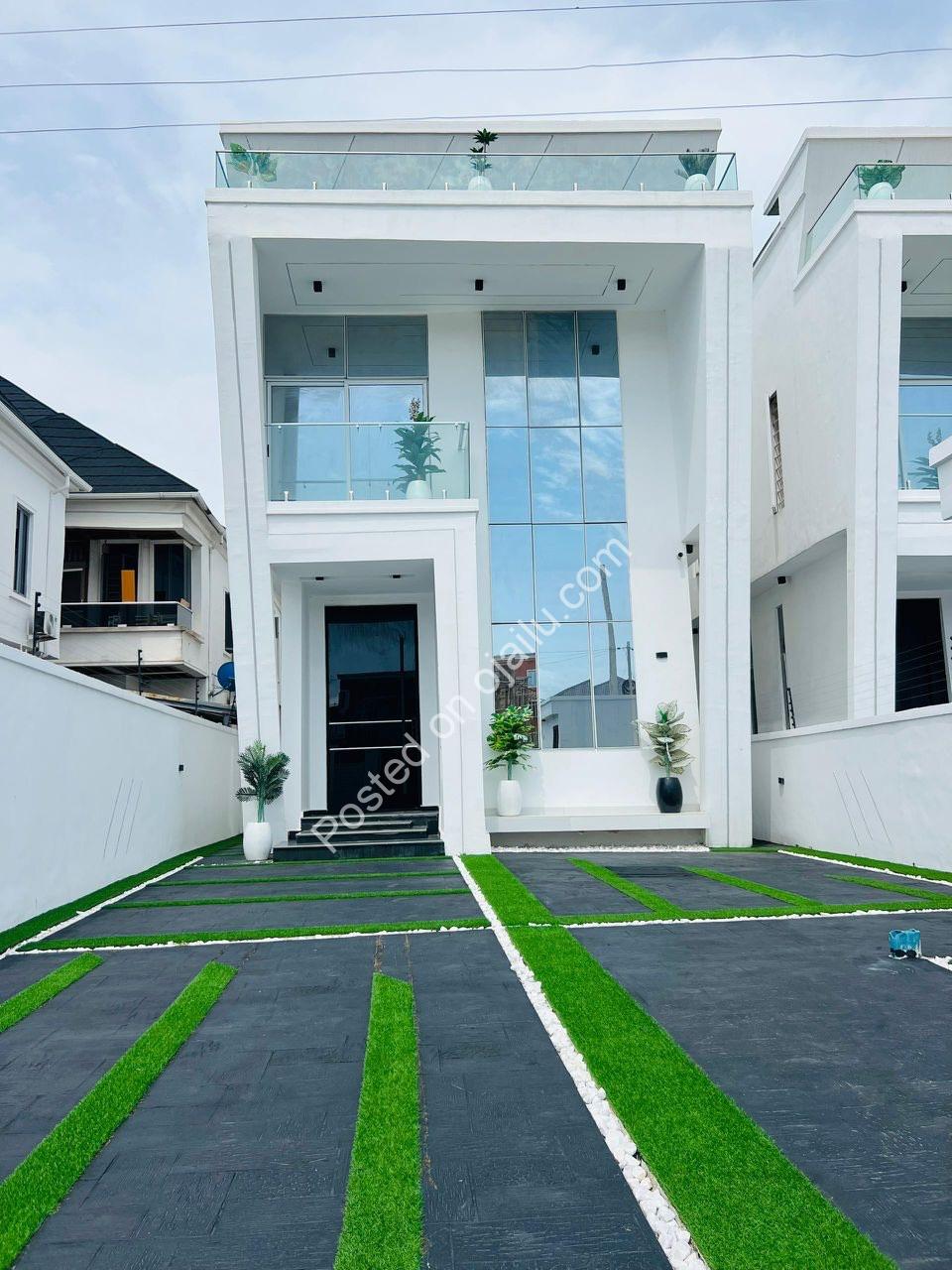 5-Bed Ensuite Haven With Pool in Ologolo