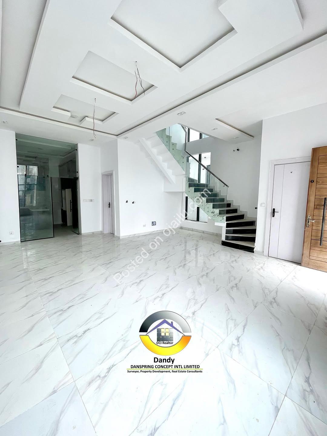 Modern 4-Bed Duplex with Pool in Chevron