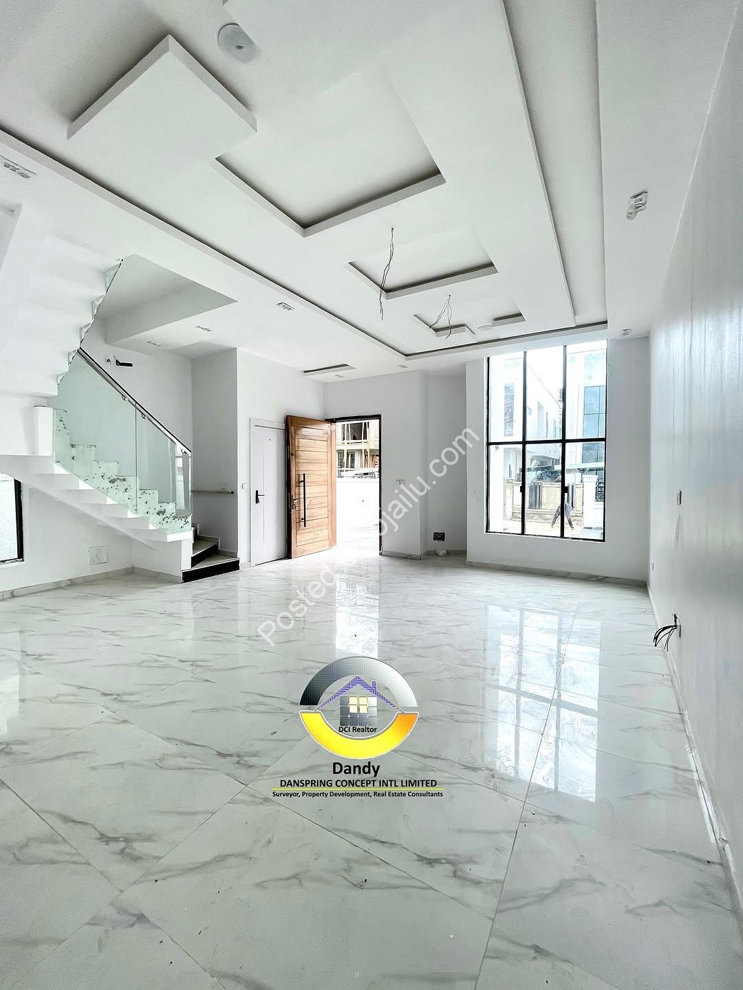 Modern 4-Bed Duplex with Pool in Chevron