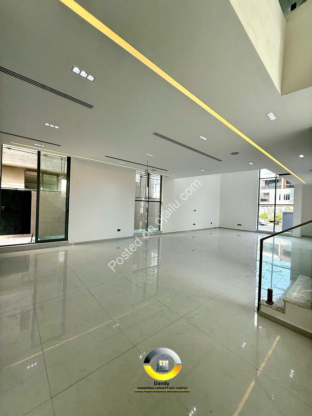 Ikoyi Smart Duplex: Pool, Cinema & Rooftop Terrace