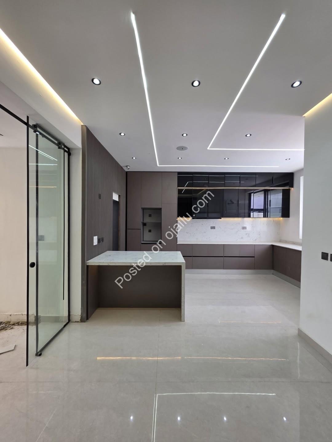 5-Bed En-Suite Haven with Pool & BQ in Lekki Phase 1