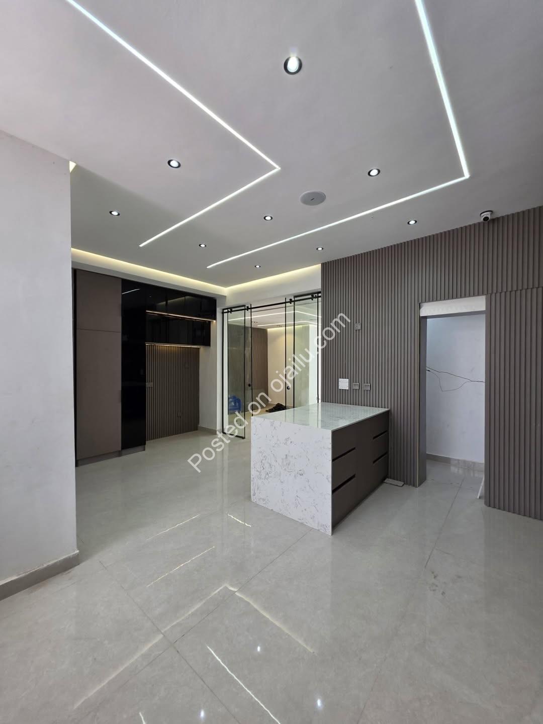 5-Bed En-Suite Haven with Pool & BQ in Lekki Phase 1