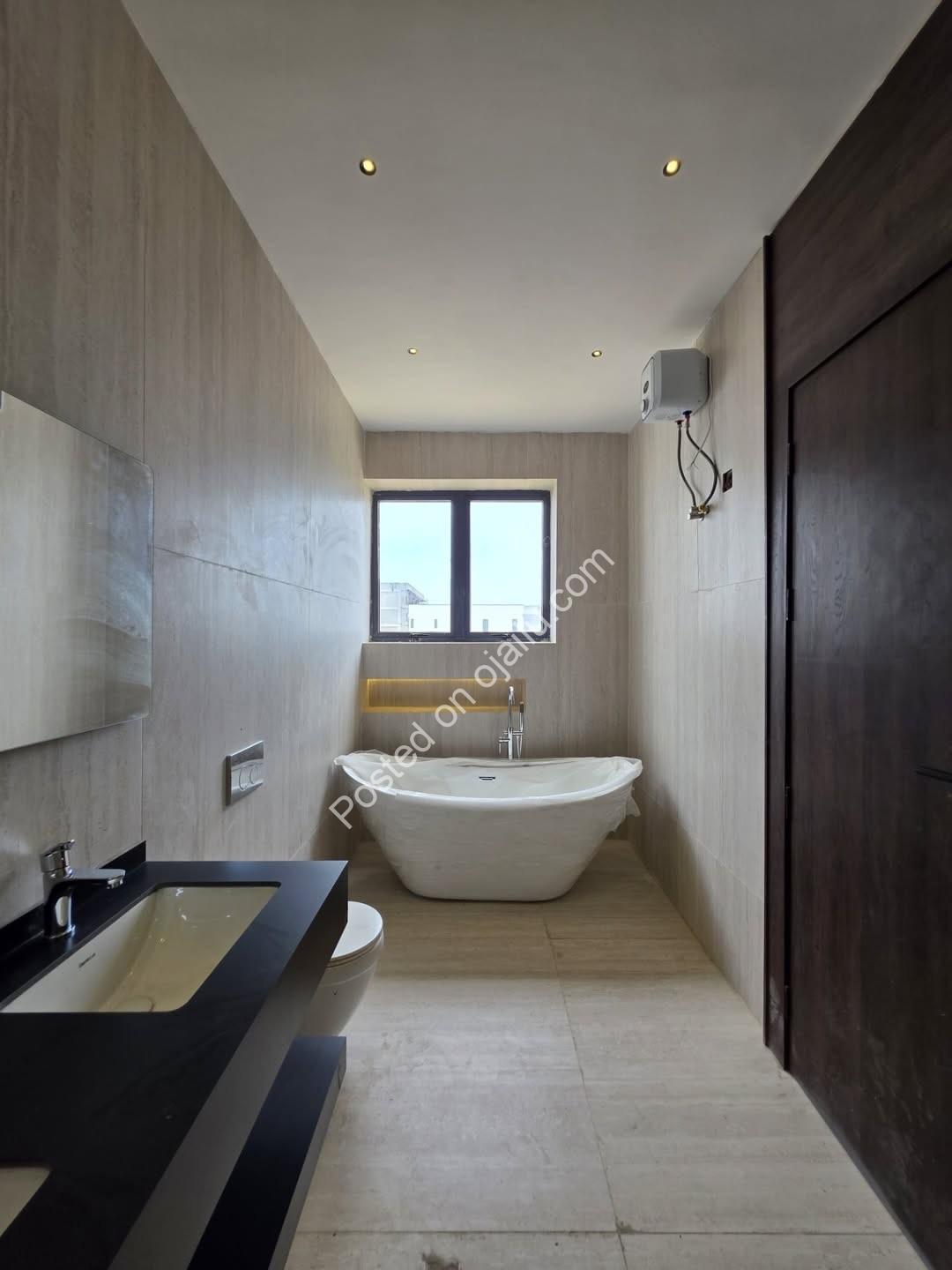 5-Bed En-Suite Haven with Pool & BQ in Lekki Phase 1