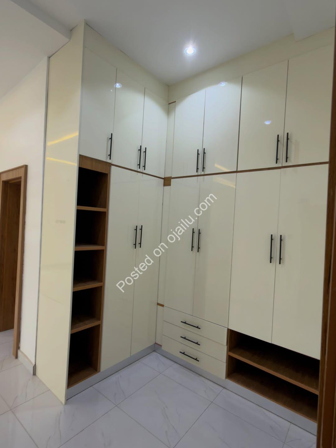 **Newly Built En-Suite 3BR Terrace Duplex in Serene Thinker Corner**