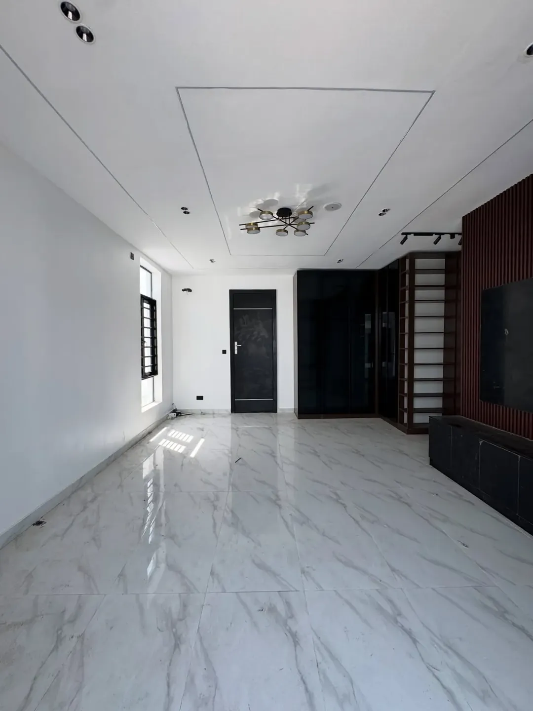 4-Bed Stunner with BQ in Chevron—250M