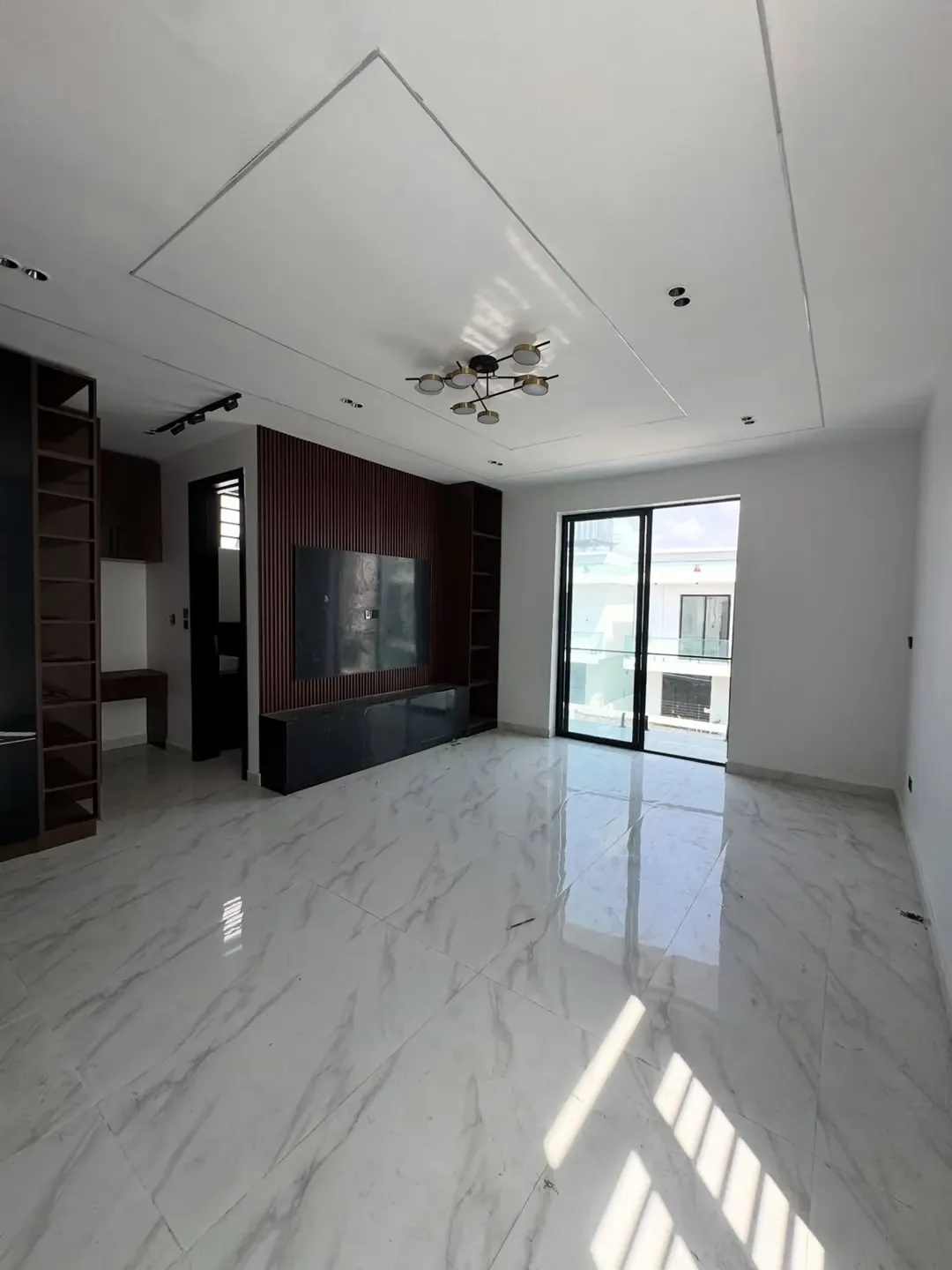 4-Bed Stunner with BQ in Chevron—250M