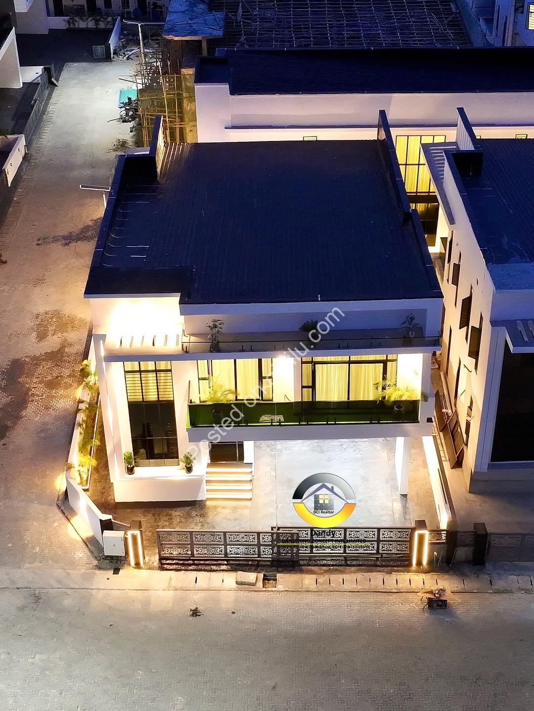 Smart 5-Bed Duplex: Pool, Mini Bar & Smart Home