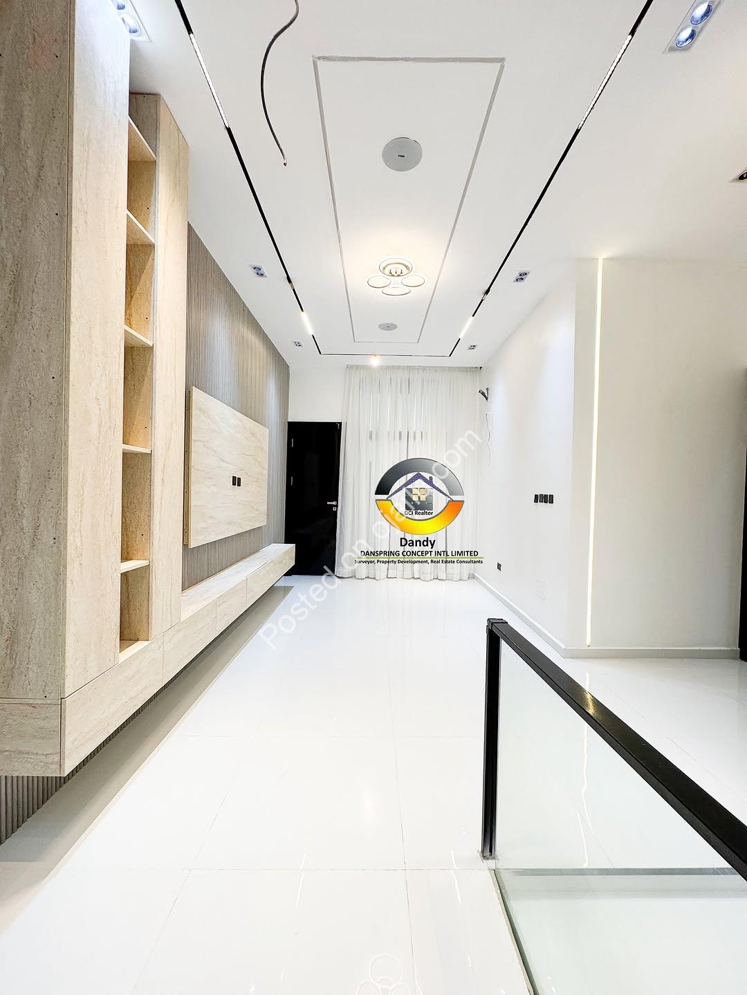 Smart 5-Bed Duplex: Pool, Mini Bar & Smart Home
