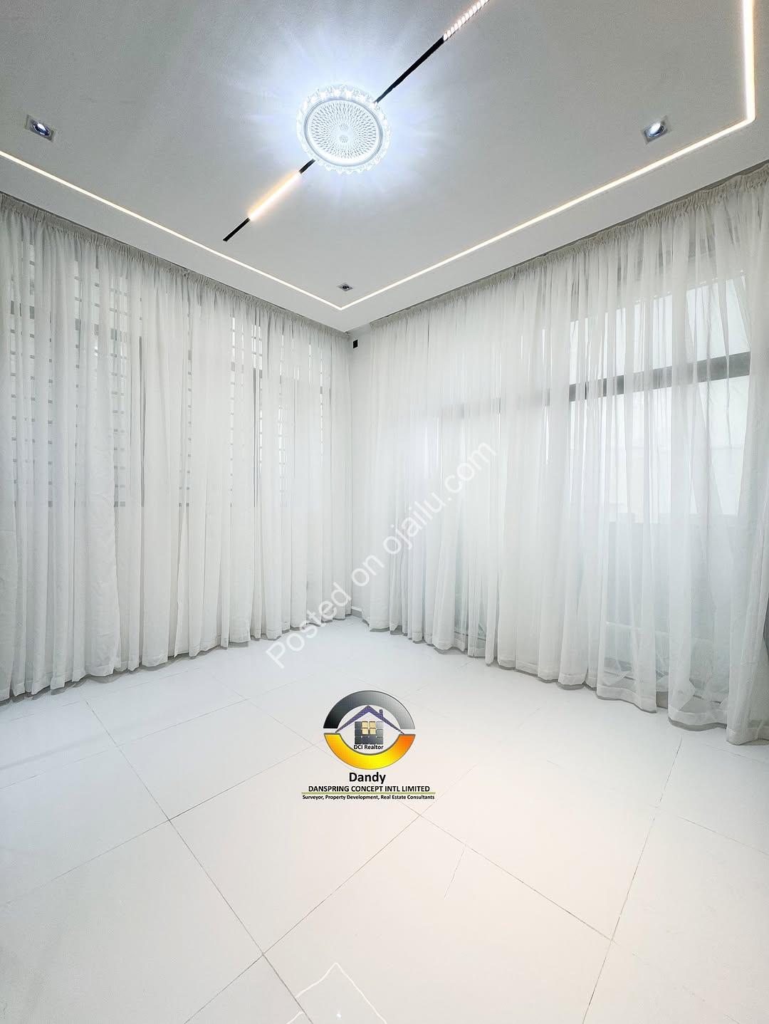 Smart 5-Bed Duplex: Pool, Mini Bar & Smart Home