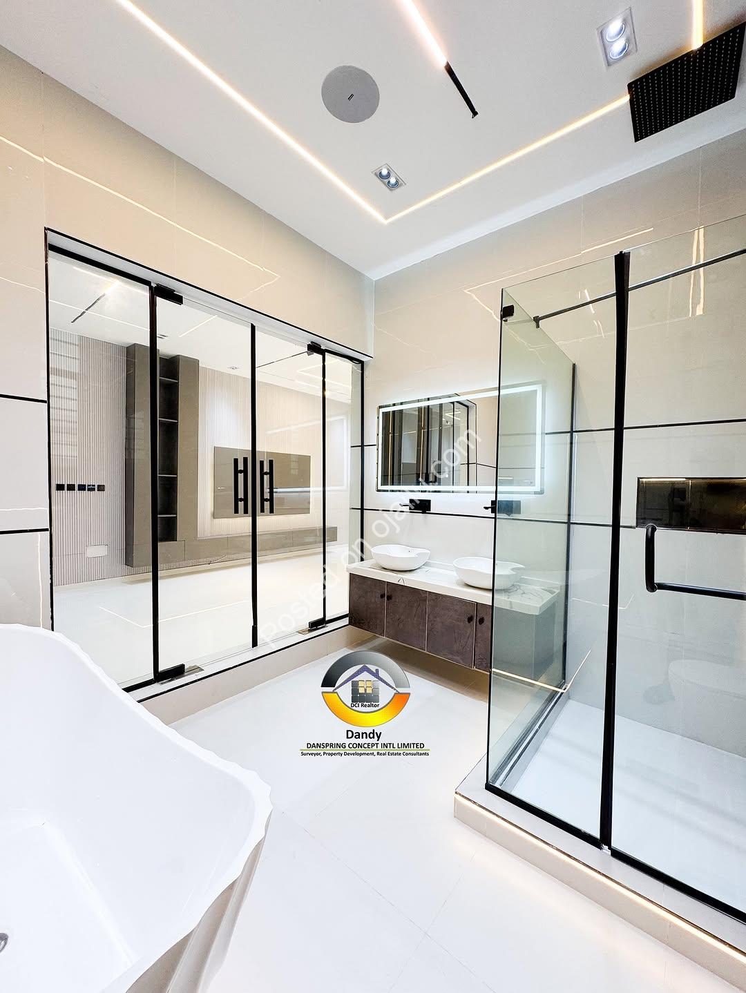 Smart 5-Bed Duplex: Pool, Mini Bar & Smart Home
