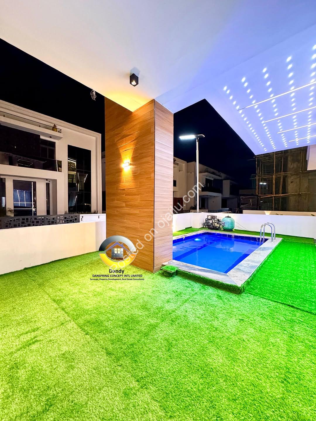 Smart 5-Bed Duplex: Pool, Mini Bar & Smart Home