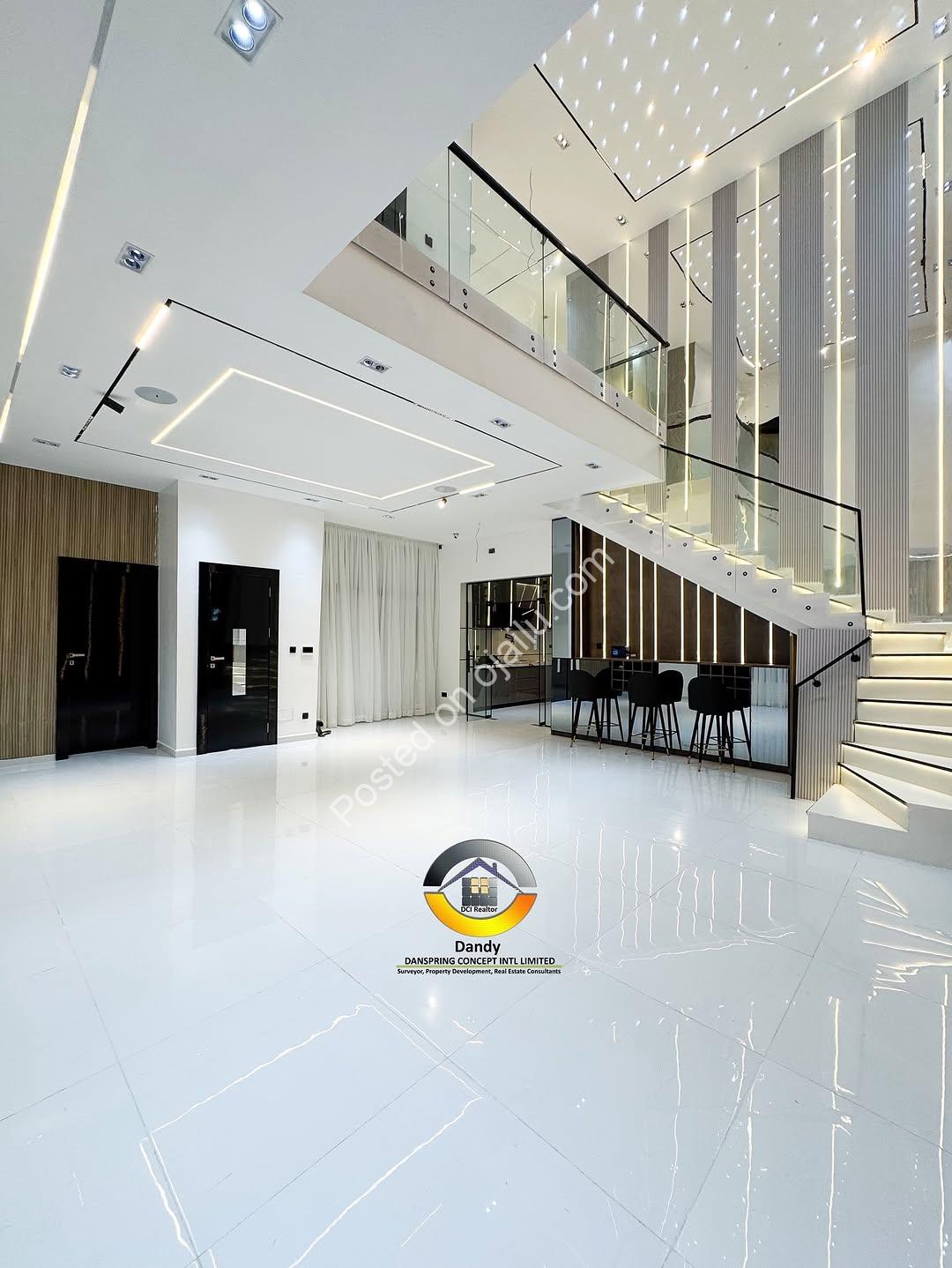 Smart 5-Bed Duplex: Pool, Mini Bar & Smart Home