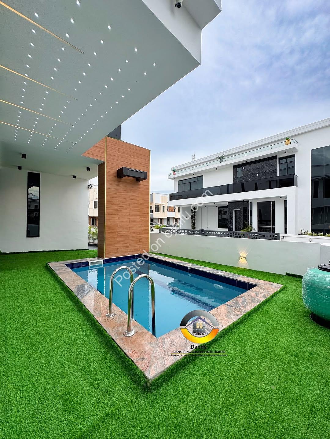 Smart 5-Bed Duplex: Pool, Mini Bar & Smart Home