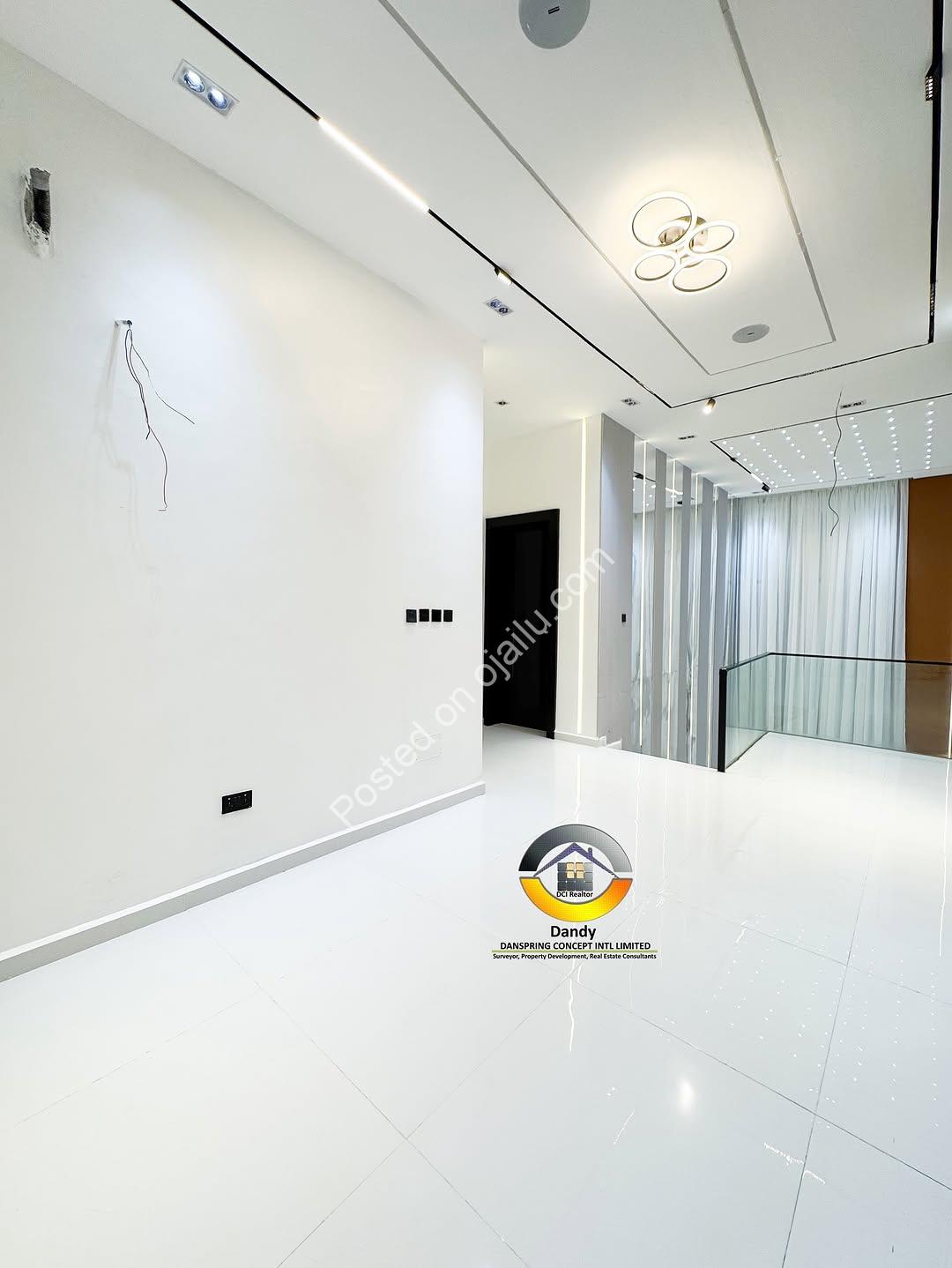 Smart 5-Bed Duplex: Pool, Mini Bar & Smart Home