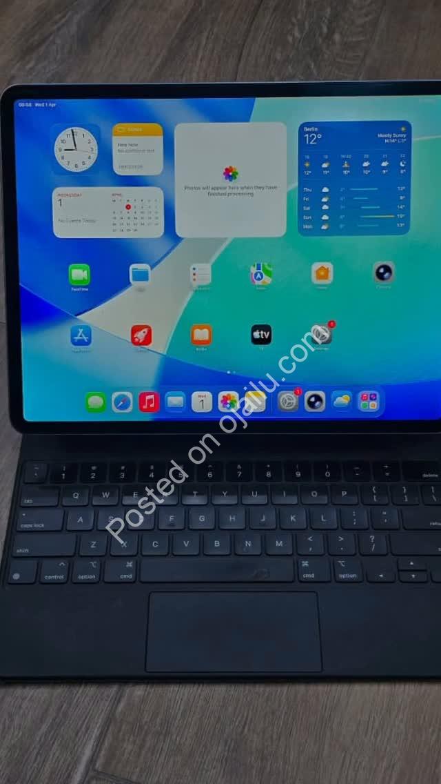 UK iPad Pro M2 12.9 | WiFi + Cellular | 128GB w/ Magic Keyboard