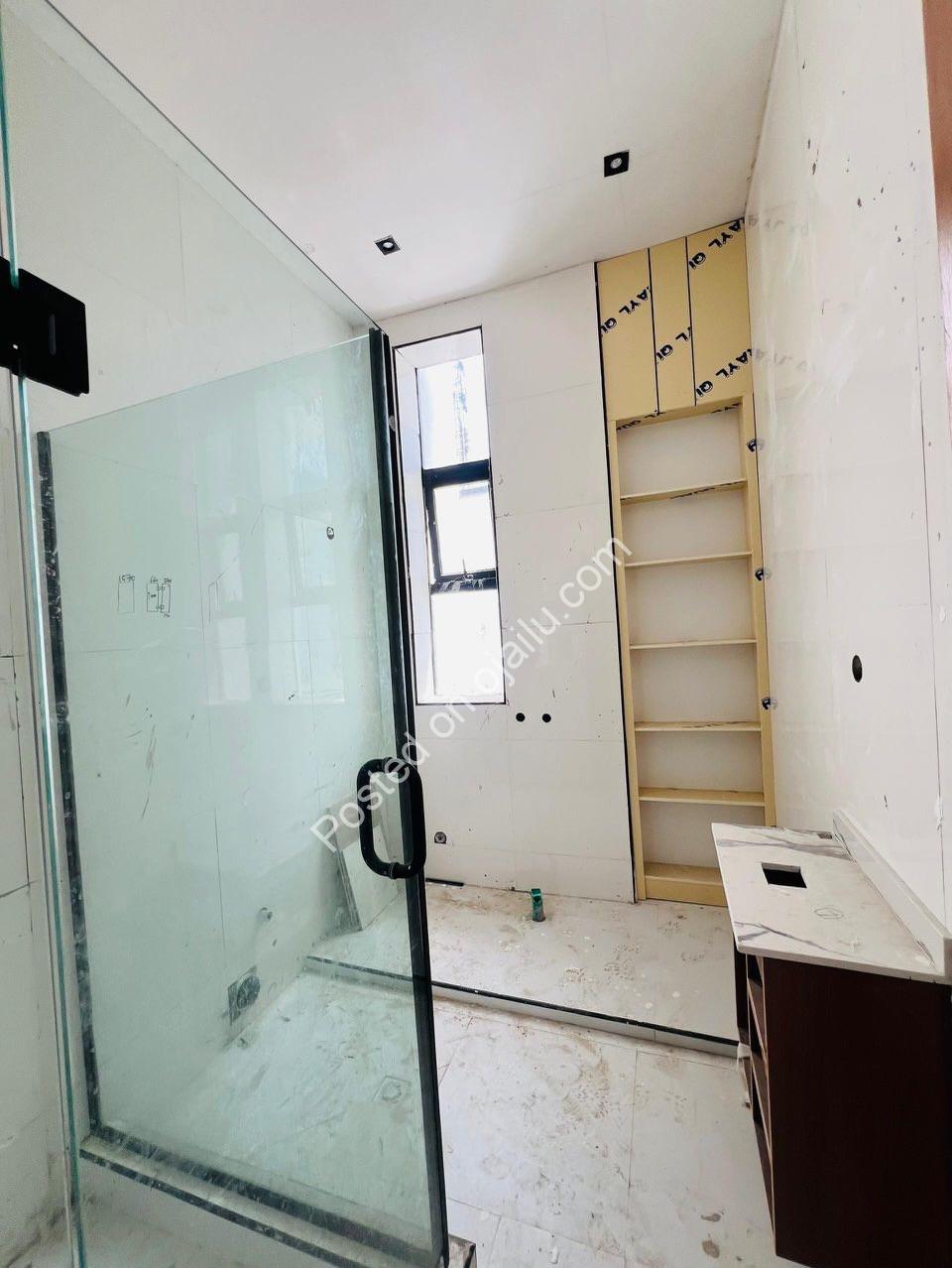 Ikota 4-Bed Haven: Ensuite Luxury, 200M