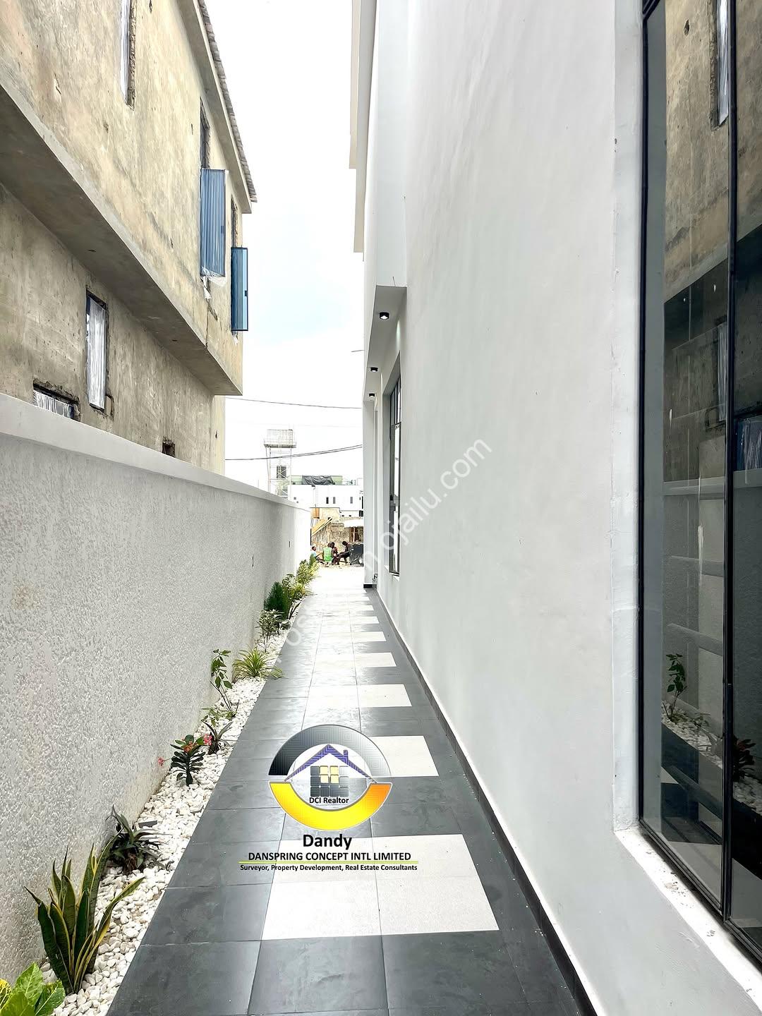 Ikota Showstopper: 5BR Duplex, Pool & Gym