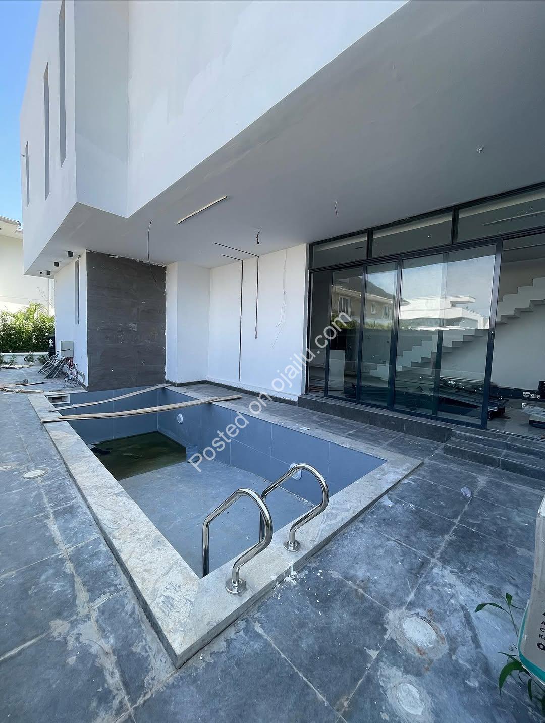 Cowrie Creek Gem: 5-Bed Duplex with Pool & Cinema