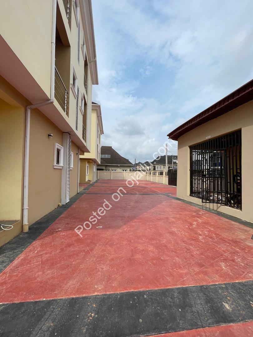 All-Ensuite 2BR Beauty Near Ikeja & Airport