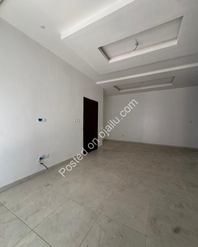 Spacious 3-Bed Lekki Home – Prime Orchid Road!