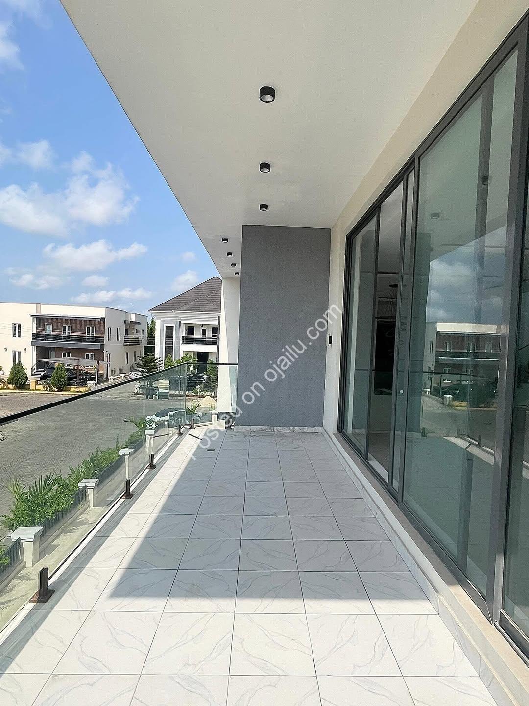 600sqm Corner-Piece: Cinema, Rooftop Terrace & Pool in Chevron