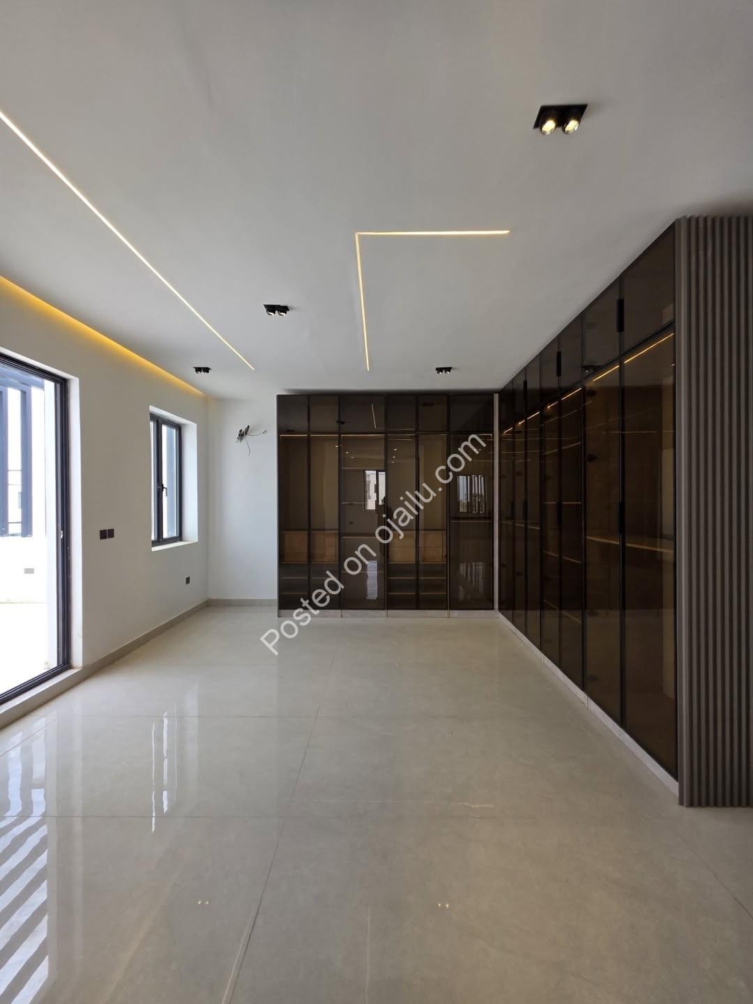 5-Bed En-Suite Haven with Pool & BQ in Lekki Phase 1