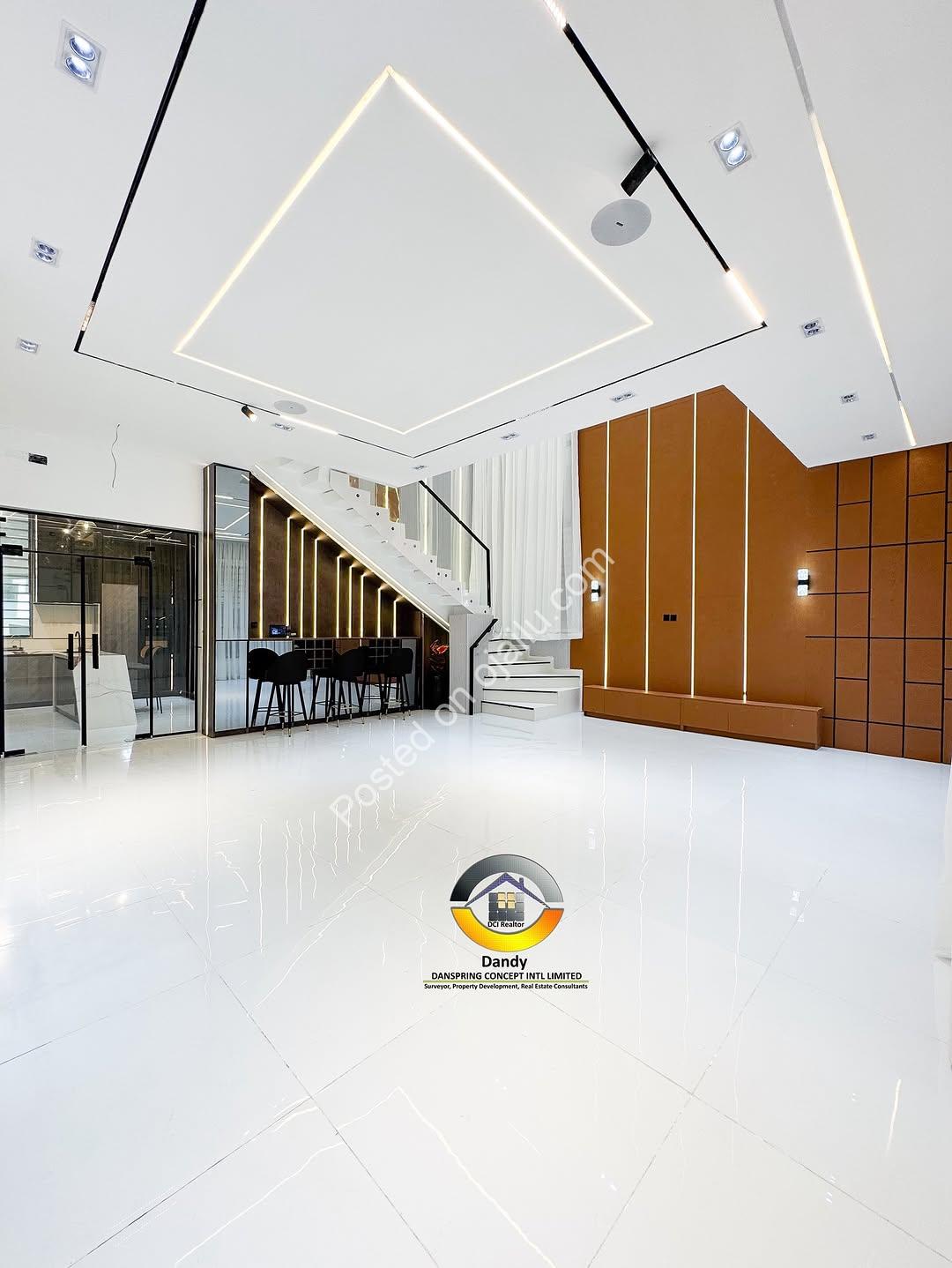 Smart 5-Bed Duplex: Pool, Mini Bar & Smart Home