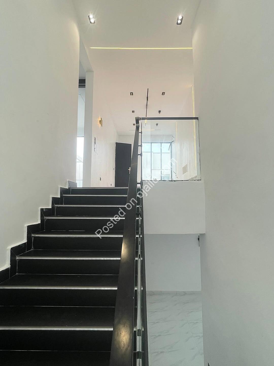 **Elegance Meets Serenity: 5-Bed Duplex in Chevron**