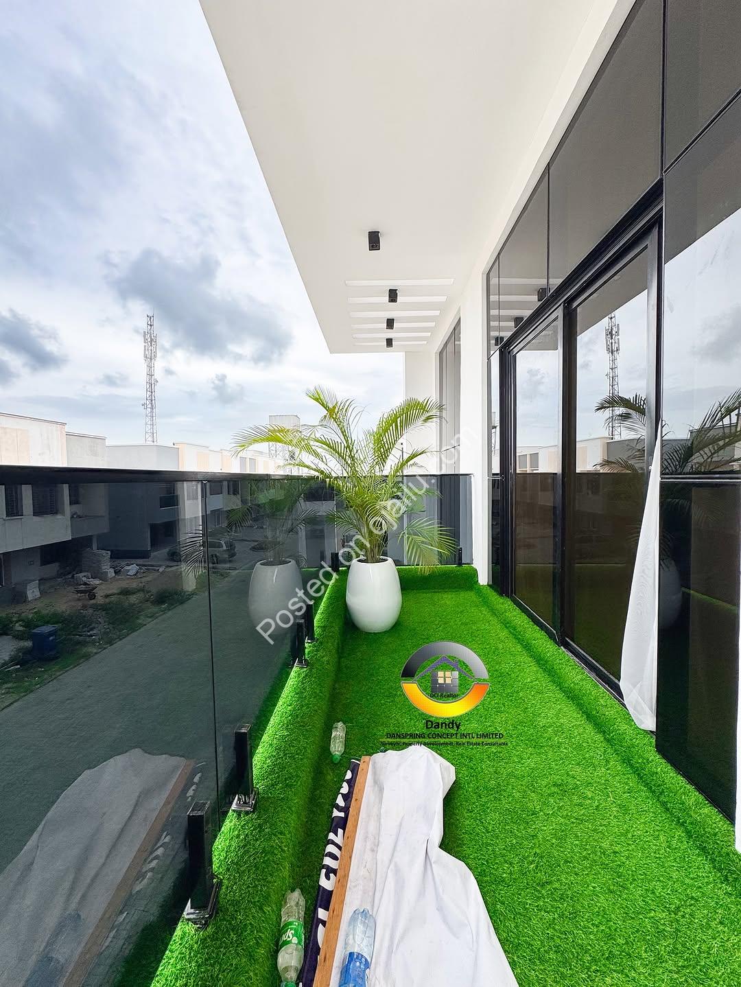 Smart 5-Bed Duplex: Pool, Mini Bar & Smart Home