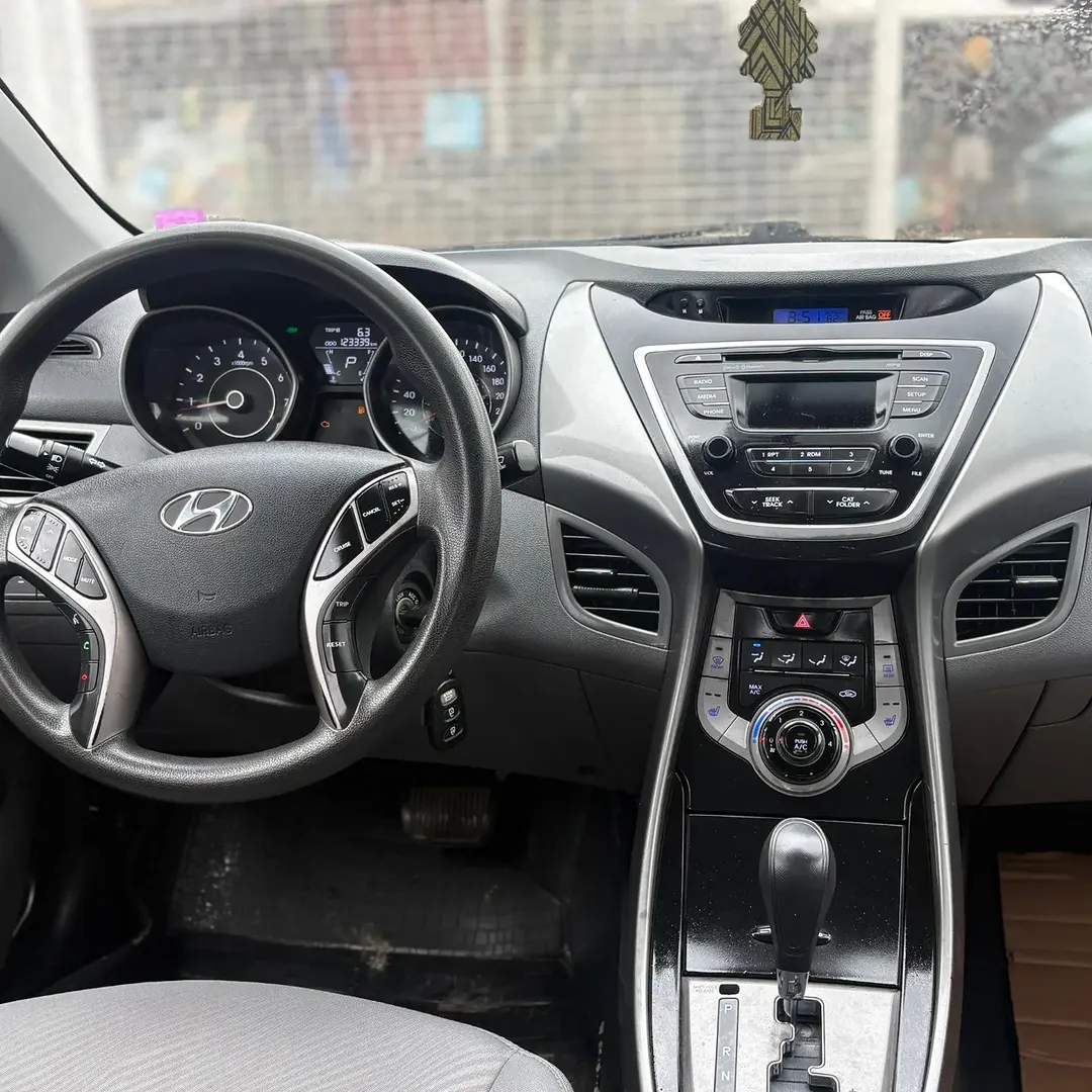 Clean Hyundai Elantra: Accident-Free & Ready for 2026!