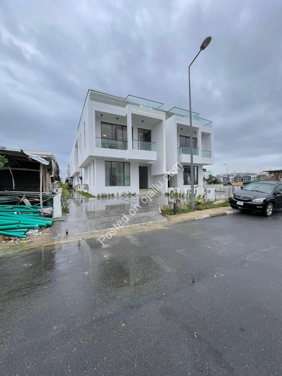 5 Bed Semi-Detached Duplex: Cinema, Gym & Pool Included