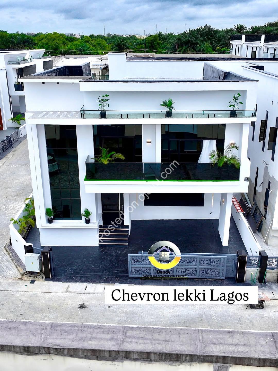 Smart 5-Bed Duplex: Pool, Mini Bar & Smart Home