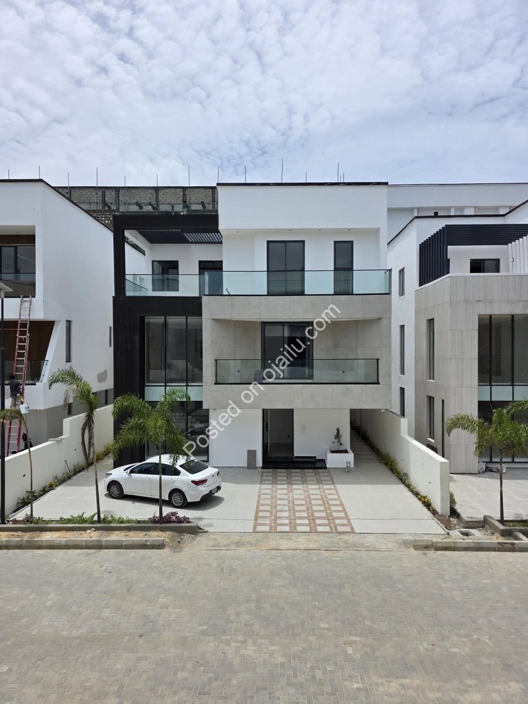 5-Bed En-Suite Haven with Pool & BQ in Lekki Phase 1