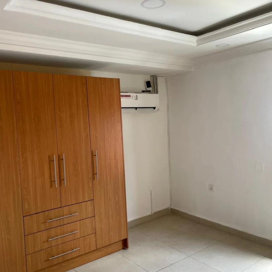 Riverside Elegance: Serviced 3-Bed + BQ with Jetty